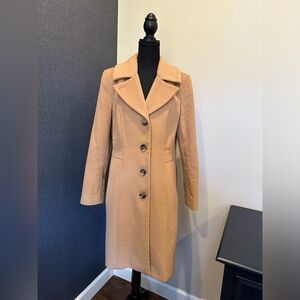 Single breasted Anne Klein wool coat in camel/beige color.